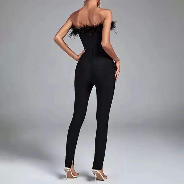 Sort stropløs jumpsuit med sorte fjer