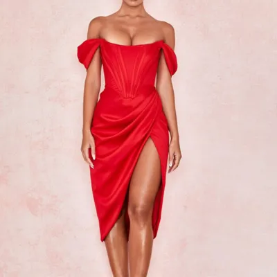 longue-robe-rouge-a-corset Rød mellemlang kjole med integreret korset og bådhals