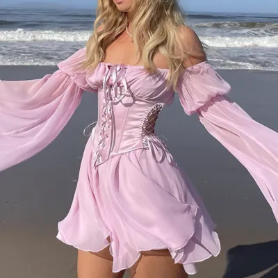 robe-avec-corset-lace Kjole med lyserødt snørekorset