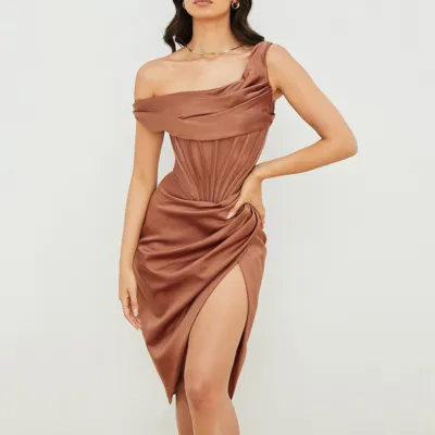 robe-corset-asymetrique Brun asymmetrisk korsetkjole med kåleformet hals