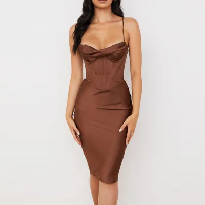 robe-corset-marron Brun mellemlang korsetkjole med kålehals