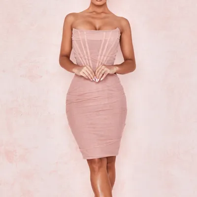 robe-corset-saumon-tulle Stropløs laksefarvet tyl-korset kjole