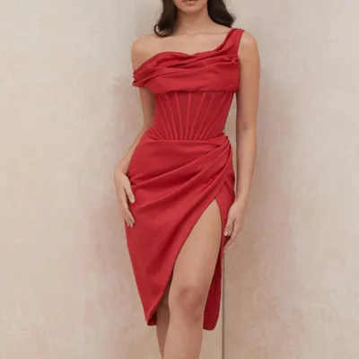robe-de-bal-rouge-corset Rød asymmetrisk korset gallakjole med kålehals